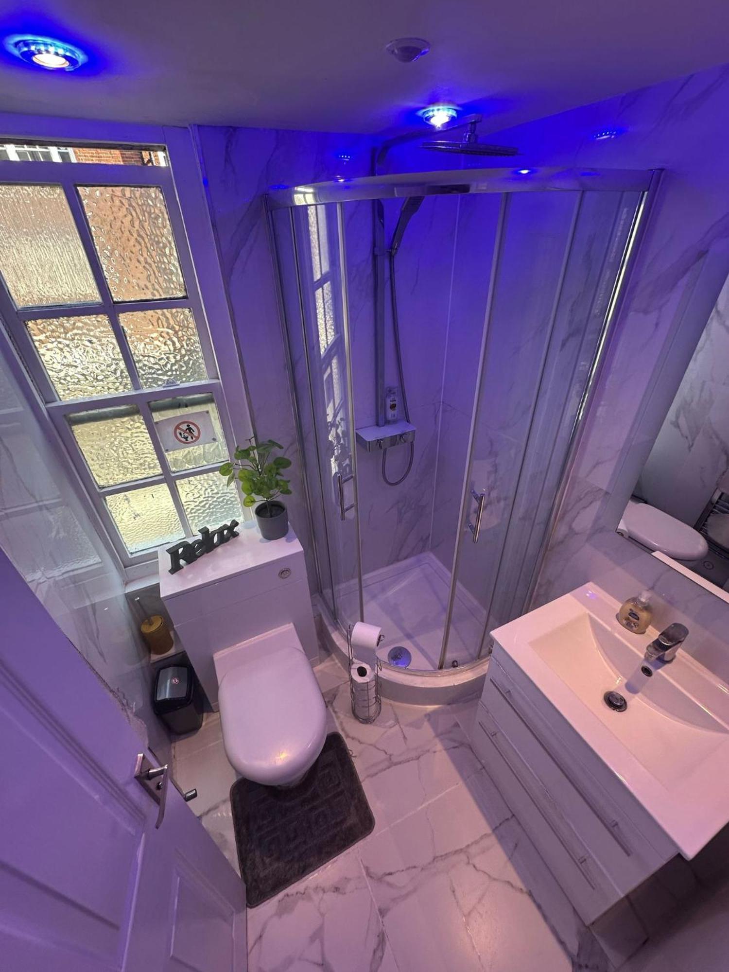 Spacious 3 Bedroom Flat In The Heart Of * Londres