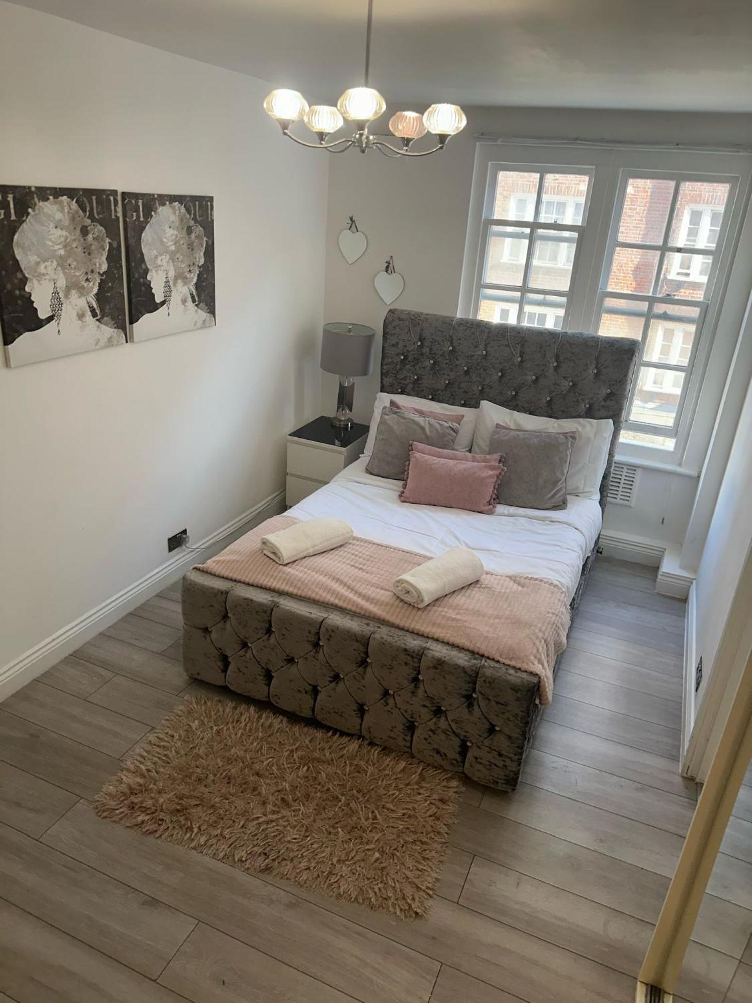 Spacious 3 Bedroom Flat In The Heart Of Apartamento Londres